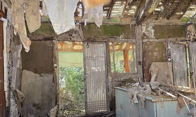 수년째 방치된 전남 장흥군 한 폐가 부엌 싱크대 위에 천장에서 떨어져 쌓인 먼지가 수북하게 덮여 있어 철거하기도 쉽지 않을 정도로 음산한 분위기를 풍기고 있다. 장흥=김선덕 기자
