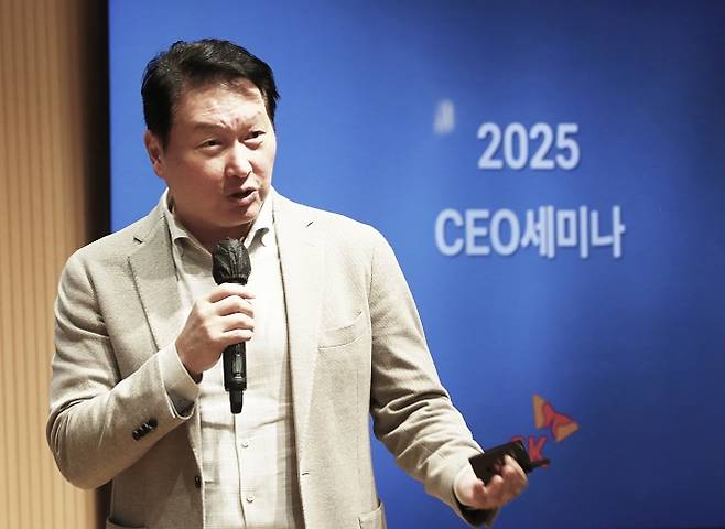 최태원 SK그룹 회장이 지난 6~8일 경기 이천시 SKMS연구소에서 진행된 ‘2025 SK CEO 세미나’의 폐회사에서 기본기를 강조하고 있다. SK 제공