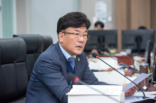 최만식 의원이 10일 2025년도 행정사무감사에서 질의하고 있다.(사진=경기도의회)