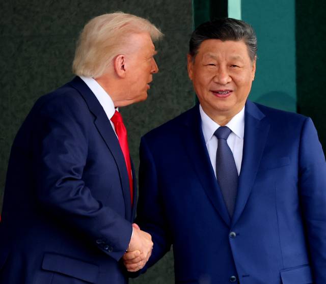 도널드 트럼프 미국 대통령과 시진핑 중국 국가주석이 지난달 30일 부산 김해공군기지 의전실 나래마루에서 정상회담을 마친 뒤 회담장을 나서며 귓속말을 나누고 있다. 연합뉴스
