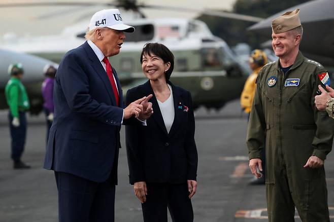 10월28일 트럼프 미국 대통령이 다카이치 일본 총리(가운데)와 일본 요코스카 미 해군기지를 방문했다. ⓒREUTERS