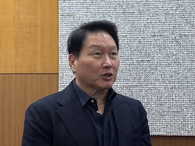 최태원 SK그룹 회장이 지난 3일 서울 강남구 코엑스에서 열린 'SK AI 서밋'에서 취재진의 질문에 답하고 있다. ⓒ연합뉴스
