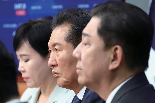 9月12日、ソウル汝矣島の国会で開かれた最高委員会議に出席する鄭正来（チョン・チョンレ）民主党代表（中央）。左と右：チョン・ヒョンヒ最高委員、金炳基院内代表ⓒ時事ジャーナル・パク・ウンスク