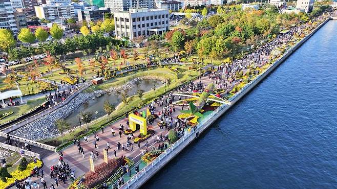 제25회 마산가고파국화축제 제1축제장(3.15해양누리공원)이 관람객으로 북적이고 있다. ⓒ창원시 제공