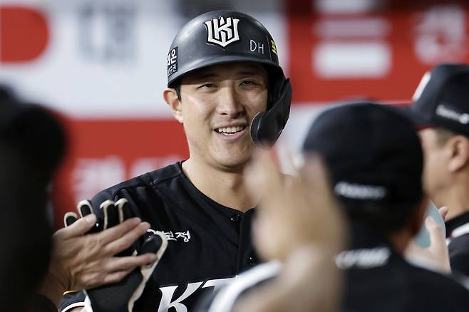 LG 김현수, 한화 손아섭, 삼성 강민호, KT 황재균, KIA 최형우, 양현종은 9일 개장한 2026년 FA 시장에서 큰 관심을 받고 있다. KBO리그를 호령하는 슈퍼스타인 데다 보상 등급도 인적 보상이 필요없는 C등급이라 더욱 매력적이다. KT 황재균. 사진제공｜KT 위즈