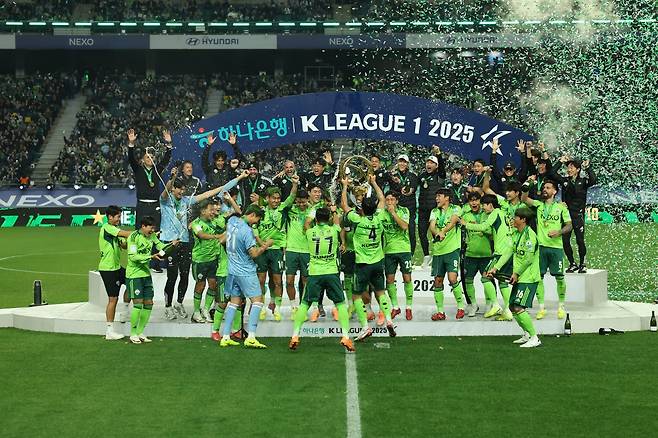 전북 주장 박진섭이 8일 전주성에서 진행된 K리그1 우승 세리머니에서 트로피를 번쩍 들어올리자 선수들이 일제히 환호하고 있다. 사진제공|전북 현대