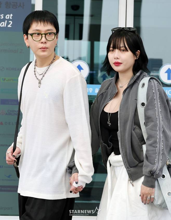 가수 현아(HyunA)와 용준형이 싱가포르 페스티벌 일정 차 30일 오후 인천국제공항을 통해 출국하고 있다. 2025.09.30 /사진=임성균 tjdrbs23@