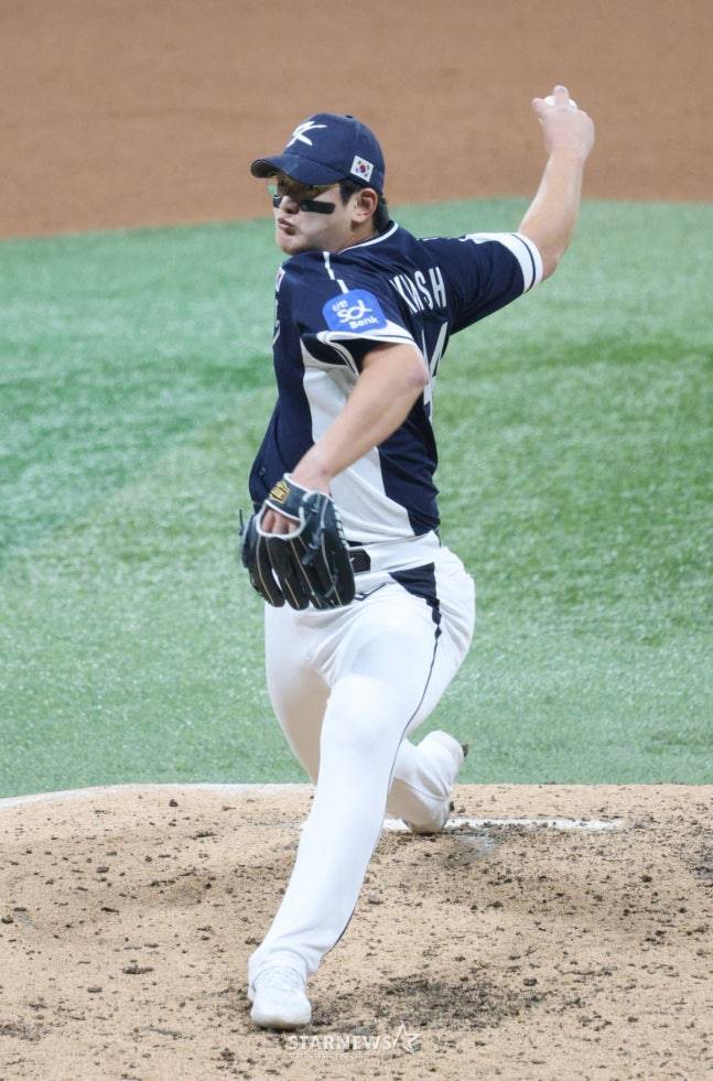 9일 체코전에 등판해 역투하고 있는 김서현. /사진=김진경 대기자