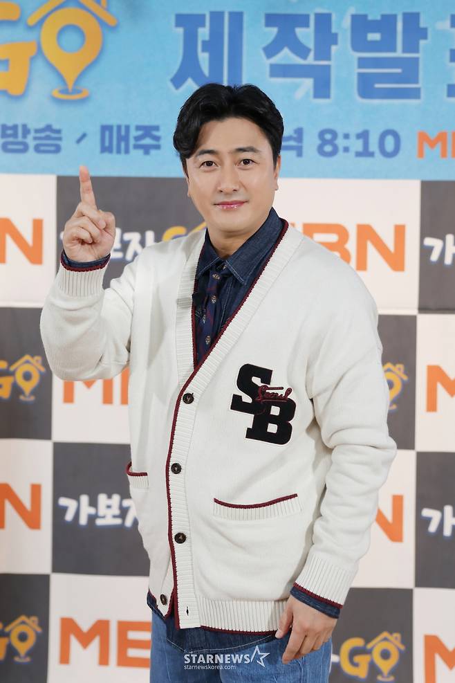 방송인 안정환이 15일 오전 온라인으로 진행된  MBN 예능 프로그램 '가보자GO' 제작발표회에 참석해 포즈를 취하고 있다.  각종 SNS의 파도를 벗어나 '진짜 친구'를 찾기 위해 거리로 나선 5명의 MC가 장소와 나이, 성별을 불문하고, 그동안 만나고 싶었던 각종 셀럽과 일반인을 즉석에서 섭외해 친구가 되는 과정을 담아내는 프로그램 '가보자GO'는 16일 첫 방송된다. /사진제공=MBN 2024.03.15 /사진=이동훈