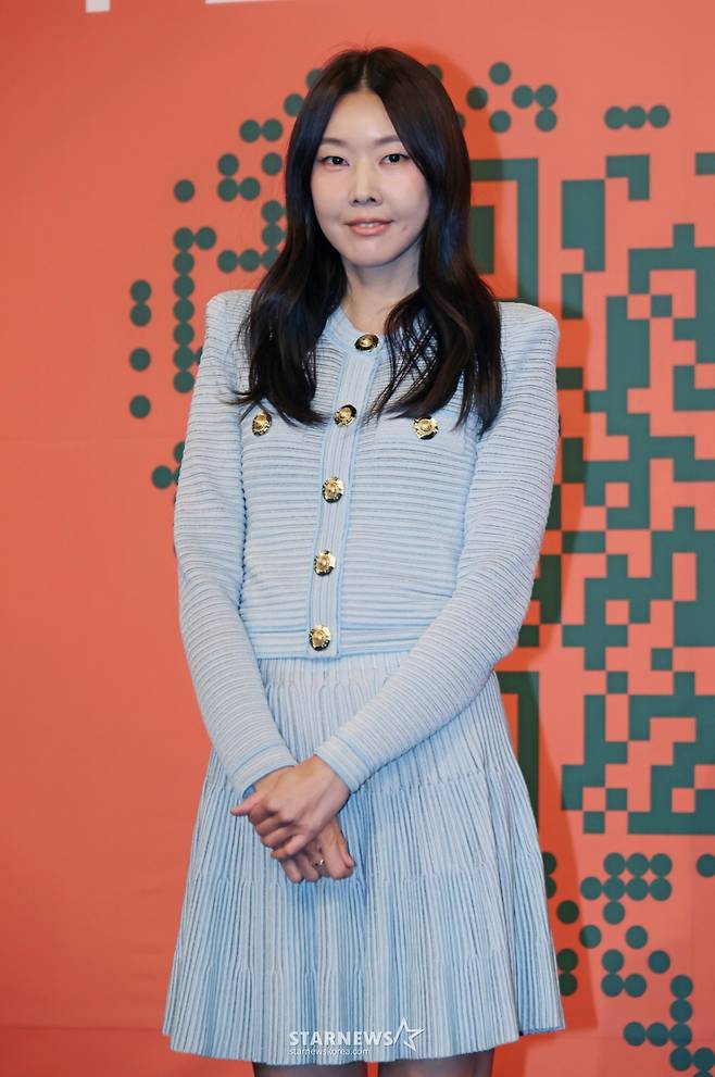 방송인 한혜진이 27일 오전 서울 여의도 KBS에서 진행된 2TV 예능 '누난 내게 여자야' 제작발표회에 참석해 포즈를 취하고 있다.  나이 차이라는 현실의 벽을 넘어 사랑 앞에 과감하고 솔직한 연상연하 남녀들의 도발적이고 진솔한 연애세포 재생 리얼리티 '누난 내게 여자야'는 오늘(27일) 첫 방송된다. /2025.10.27 /사진=이동훈 photoguy@