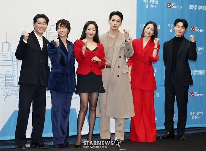 배우 허준석, 진서연, 김희선, 윤박, 한혜진, 장인섭이 10일 오후 서울 마포구 상암동 스탠포드호텔에서 진행된 TV조선 월화드라마 '다음생은 없으니까' 제작발표회에 참석해 포즈를 취하고 있다.  매일 같은 하루, 육아 전쟁과 쳇바퀴 같은 직장 생활에 지쳐가는, 마흔하나 세 친구의 더 나은 '완생'을 위한 좌충우돌 코믹 성장기 드라마 '다음생은 없으니까'는 오늘(10일) 첫 방송된다. /2025.11.10 /사진=이동훈 photoguy@