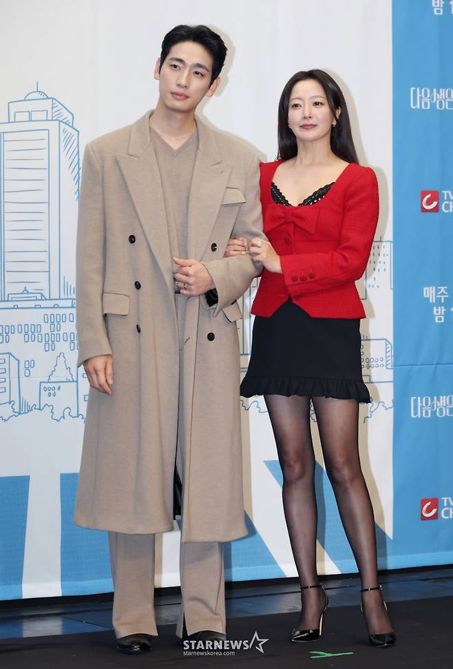 배우 윤박, 김희선이 10일 오후 서울 마포구 상암동 스탠포드호텔에서 진행된 TV조선 월화드라마 '다음생은 없으니까' 제작발표회에 참석해 포즈를 취하고 있다. 매일 같은 하루, 육아 전쟁과 쳇바퀴 같은 직장 생활에 지쳐가는, 마흔하나 세 친구의 더 나은 '완생'을 위한 좌충우돌 코믹 성장기 드라마 '다음생은 없으니까'는 오늘(10일) 첫 방송된다. /2025.11.10 /사진=이동훈 photoguy@