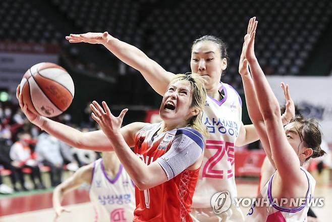 BNK 이민지 '꼭 넣을 테야' (부산=연합뉴스) 강덕철 기자 = 17일 부산 사직실내체육관에서 열린 여자프로농구 BNK 썸과 삼성생명 블루밍스의 경기. BNK 이민지가 골밑슛을 시도하고 있다. 2022.1.17 kangdcc@yna.co.kr