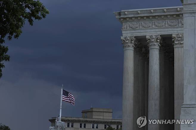 연방 대법원 앞에 걸린 미국 국기 [AFP 연합뉴스 자료사진]