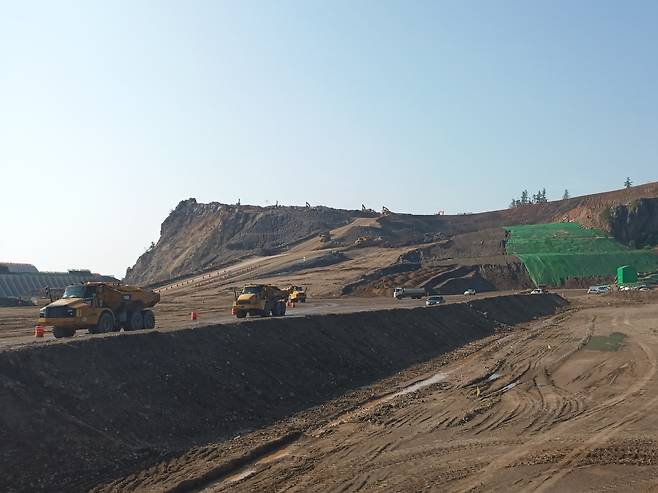 가두봉에서 깎아낸 흙을 나르는 험지용 덤프들 [촬영 임성호]