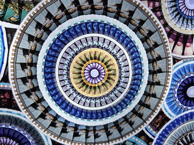 김범수 개인전 '비욘드 시네마: 감성의 재구성' (서울=연합뉴스) 박의래 기자 = 서울 진관동 사비나미술관에서 열리고 있는 김범수 개인전 '비욘드 시네마: 감성의 재구성'에 전시 중인 작품 모습. 영화 필름을 그대로 사용해 가까이에서 보면 영화 속 장면을 볼 수 있다. 2025.11.10. laecorp@yna.co.kr