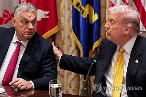 지난 7일 만난 도널드 트럼프 미국 대통령(우)과 오르반 빅토르 헝가리 총리 [로이터 연합뉴스 자료사진 재판매 및 DB 금지]
