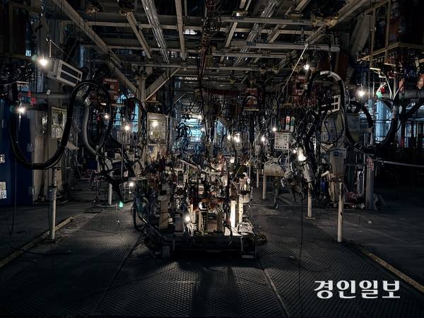한국지엠 부평2공장에서 열린 ‘모터타임즈’ 가운데 차체공장 설비를 활용해 설치·전시된 양정욱 작가의 ‘빛을 만드는 모양’. 설비 안팎에서 반짝이는 빛들이 서서히 움직이고 있다. 2025.11.7 /박경호기자 pkhh@kyeongin.com