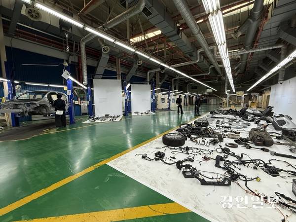 한국지엠 부평2공장 조립공장에서 ‘모터타임즈’ 전시의 시작을 알리는 작품 ‘Re: Assy’. 2022년 가동이 중단된 공장에서 마지막으로 생산한 차종인 트랙스를 해체해 재배치한 모습이다. 자동차를 조립하던 공장에서 역으로 지엠 노동자들이 직접 차를 해체했다.  2025.11.7 /박경호기자 pkhh@kyeongin.com