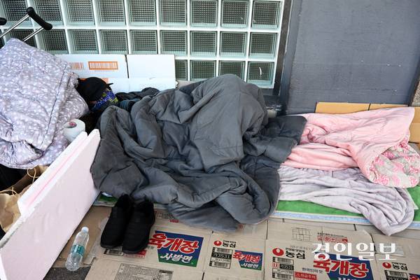 경기도내 외국인 노숙인들이 증가하고 있지만 이에 대한 공식적인 가이드라인조차 없어 겨울철 외국인 노숙인 관리에 어려움을 겪고 있다. 10일 오후 수원역 광장에서 한 외국인 노숙인이 이불을 덮고 누워 휴식을 취하고 있다. 2025.11.10 /임열수기자 pplys@kyeongin.com