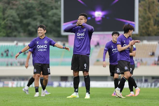김천 상무전서 골 세리머니를 펼치는 안양 모따. 사진=한국프로축구연맹