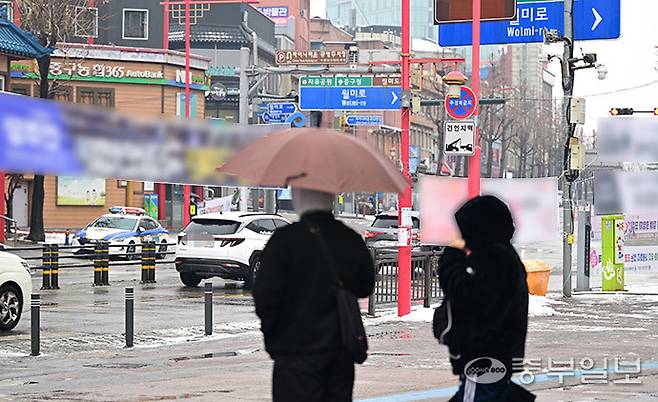 인천시가 불법 정당 현수막 조례 개정 이후 거리 불법 현수막을 정비하고 있는 가운데 지난 1월 5일 인천의 대표적 관광지인 차이나타운에 정당 현수막들이 관광객들의 눈살을 찌푸리게 하고 있다.정선식기자