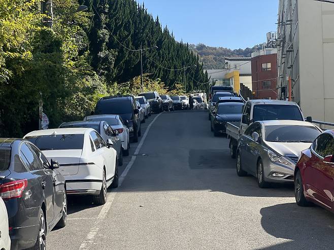 11일 오전 광주 동구 지산동의 한 경사진 노상 공영주차장에 차들이 빼곡히 들어서 있다. /박건우 기자