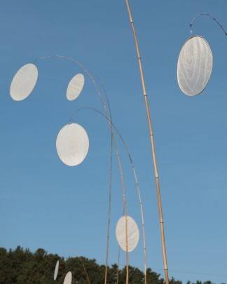 전주천년한지관에 설치된 ‘대기의 춤(The Dance of Air)’/사진=전주천년한지관 제공
