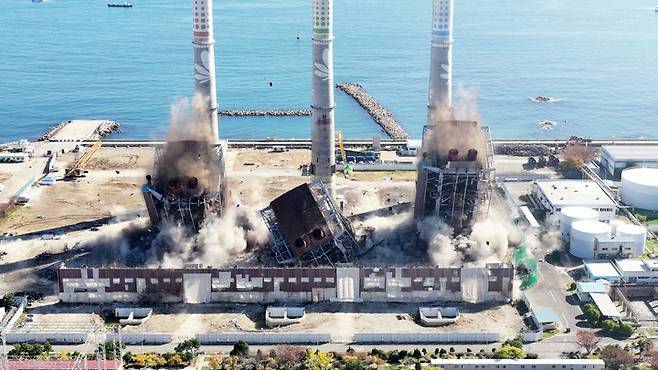 11일 울산 남구 울산화력발전소 보일러 타워 5호기 붕괴 사고 현장에서 매몰자와 실종자 구조를 위해 4·6호기의 발파 작업이 진행되고 있다. 이수화 기자