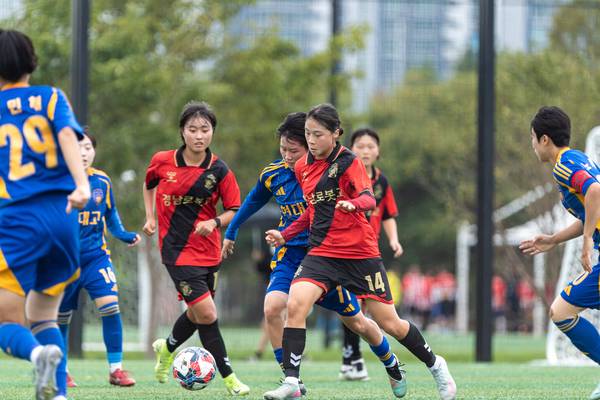 1일부터 12일까지 합천군민체육공원에서 열리는 2025 추계 한국여자축구연맹전에 출전한 함안 경남로봇고 여자 축구부가 경기를 치르고 있다. /경남축구협회