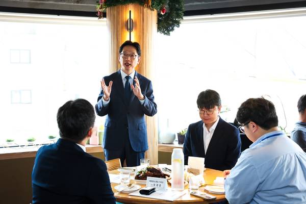 김경수 대통령 직속 지방시대위원장이 11일 대통령실 지역기자단과 오찬을 겸한 기자간담회에서 발언하고 있다. /지방시대위원회