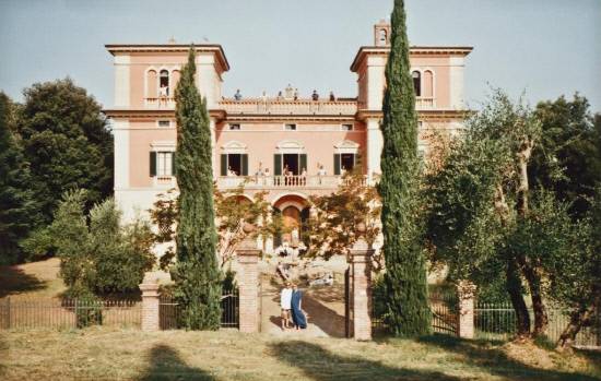 빌라 레나가 문을 연 2013년 레나 예브스타피예바- 제롬 아데이 부부와 입주 작가들이 저택 곳곳에 서 함께 찍은 사진. 사진=빌라 레나