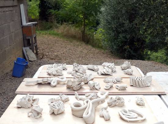 빌라 레나 도예 작업실 앞뜰에서 도예 작품들이 건조되고 있다. 백지영기자