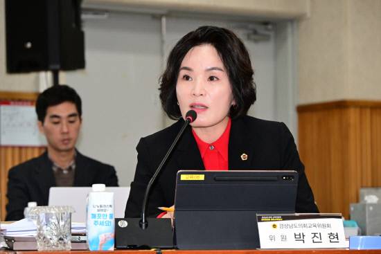 박진현 도의원이 10일 열린 도교육청 행정사무감사에서 교육청 전자칠판 구매의 문제점을 밝히고 있다.사진=경남도의회