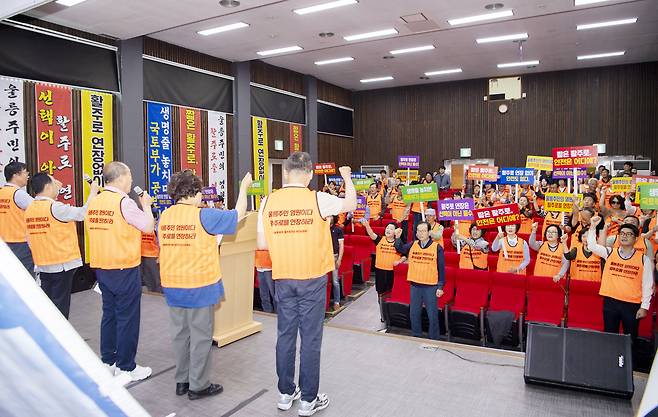 안전한 울릉공항건설추진위 주관 울릉주민 활주로 연장 촉구 대회를 열고 있다. /안전한 울릉공항건설추진위원회 제공