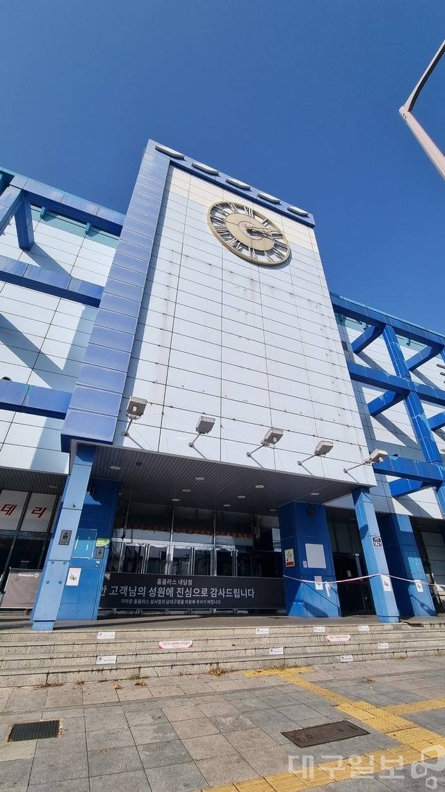 10일 오후 대구 서구 내당동 옛 홈플러스 내당점 입구에 영업 종료를 알리는 안내문이 붙어있는 모습. 권종민 기자