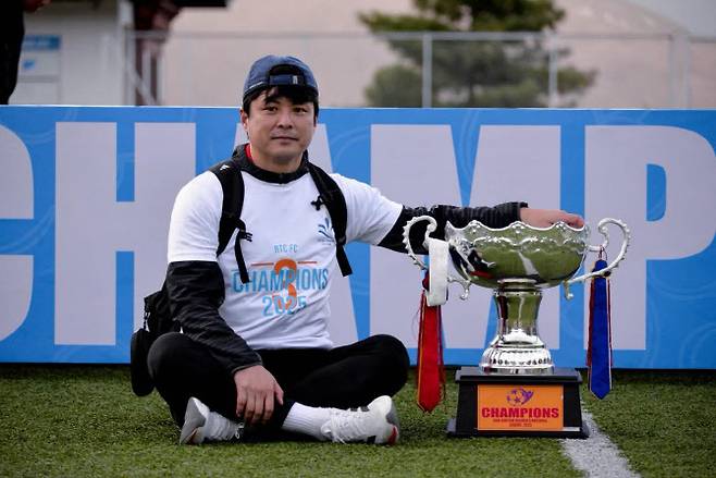 모정일 감독이 2025 부탄 여자 프리미어리그 우승을 차지한 뒤 트로피와 함께 기념사진을 찍고 있다. 사진=RTC WFC