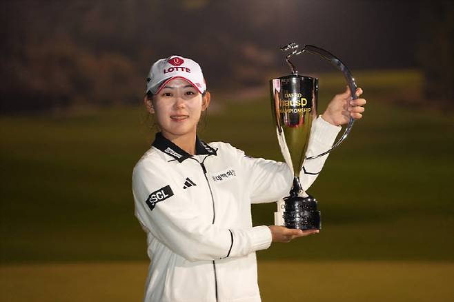 황유민이 9일 열린 KLPGA 투어 시즌 최종전 대보하우스디 챔피언십에서 우승한 뒤 트로피를 들어 올리고 있다. (사진=이데일리 골프in 조원범 기자)