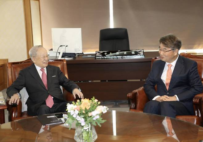 손경식 한국경영자총협회 회장(왼쪽)과 김지형 신임 경제사회노동위원회 위원장이 11일 마포구 경총회관에서 회동하고 있다. (사진=경총)
