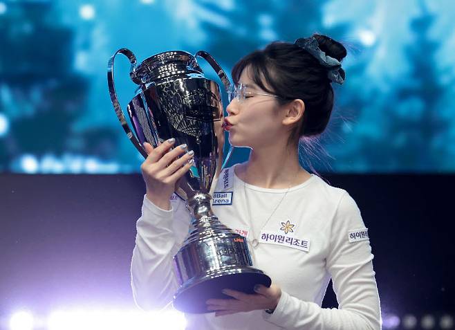 1731일 만에 프로당구 LPBA에서 우승을 차지한 이미래가 우승 트로피에 입을 맞추고 있다. 사진=PBA