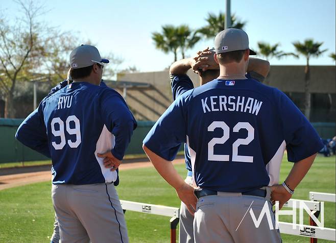 (지난 2013년 스프링캠프서 류현진과 함께 운동 중인 커쇼)