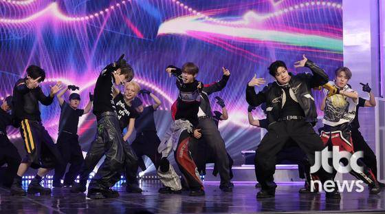 타이틀곡 'SOB' 무대