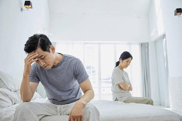 40, 50대 명퇴자들은 무엇을 할까? 식당 등 자영업은 최악의 상황이다. 명퇴자들의 부담을 덜어주는 건보료 정책이 아쉽다.   사진=게티이미지뱅크