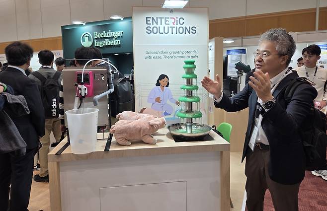 문두환 한국베링거인겔하임동물약품 상무가 돼지 경구용 회장염 백신을 소개하고 있다. ⓒ 뉴스1 한송아 기자