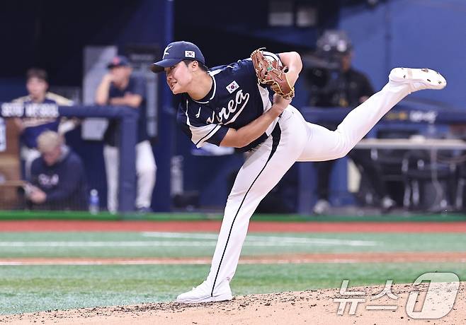 9일 오후 서울 구로구 고척스카이돔에서 열린 2026 WBC 대비 평가전 '2025 네이버 K-베이스볼 시리즈(K-BASEBALL SERIES)' 체코와의 2차전 경기. 5회 마운드에 오른 정우주가 역투하고 있다. 2025.11.9/뉴스1 ⓒ News1 구윤성 기자