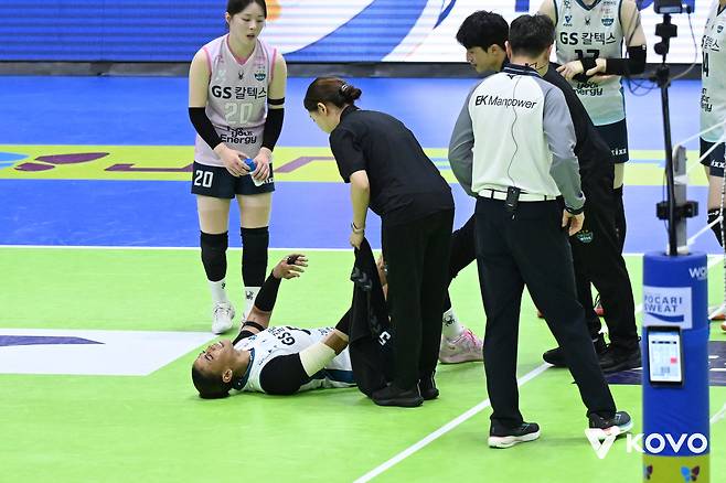 GS칼텍스 지젤 실바가 11일 열린 현대건설전에서 4세트 경기 도중 부상당해 고통스러워 하고 있다. (KOVO 제공)