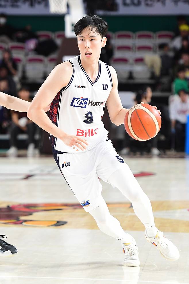KCC 송교창이 8일 수원 KT 소닉붐 아레나에서 열린 LG전자 2025~26 프로농구 수원 KT전에서 드리블을 하고 있다. 사진 | KBL