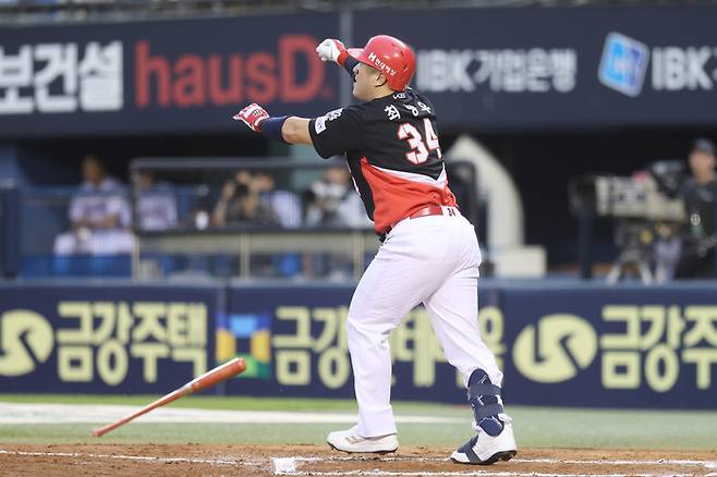 KIA 최형우가 잠실구장에서 열린 2025 KBO리그 LG와 경기에서 6회초 우월 솔로포를 터뜨린 후 타구를 바라보고 있다. 사진 | KIA 타이거즈