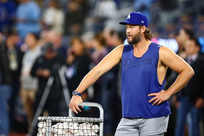 LA 다저스 커쇼가 25일(현지시간) 캐나다 온타리오주 토론토에서 열린 2025 월드시리즈(WS) 토론토전에 앞서 타격 훈련 도중 마운드를 바라보고 있다. 사진 | AFP 연합뉴스