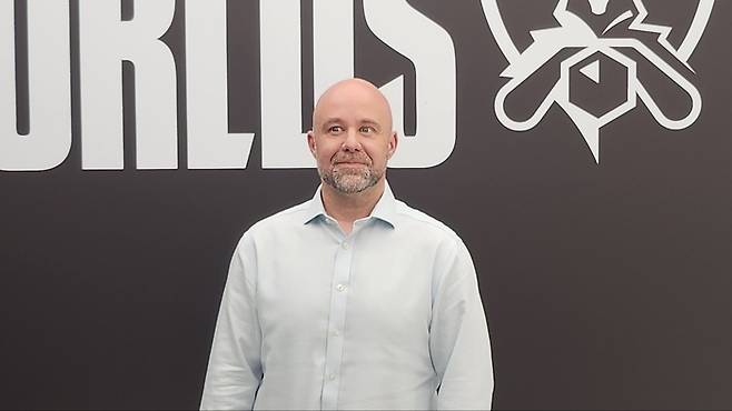 2025 롤드컵 결승을 앞두고 취재진 인터뷰에 응한 라이엇 게임즈 크리스 그릴리 LoL e스포츠 글로벌 총괄. 청두 | 김민규 기자 kmg@sportsseoul.com